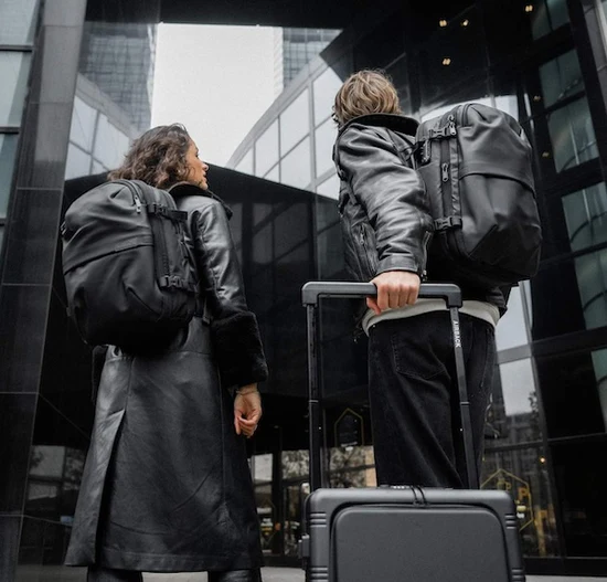 Casal viajando com mochilas Airback